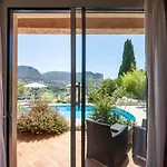 La Demeure Insoupconnee Bed & Breakfast