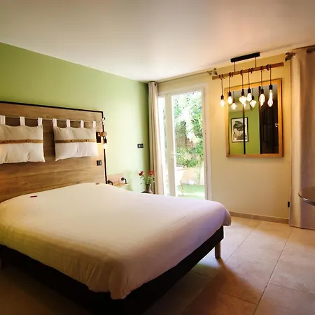 La Demeure Insoupconnee Bed and Breakfast
