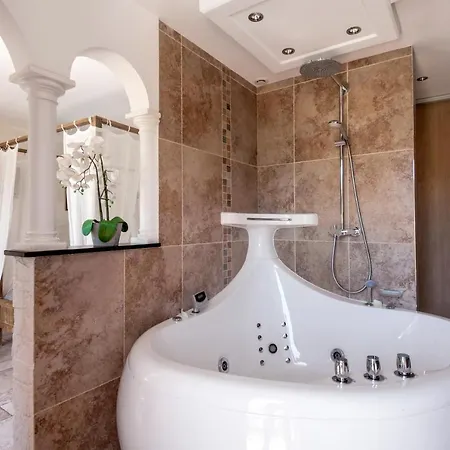 Bed & Breakfast La Demeure Insoupconnee 4*
